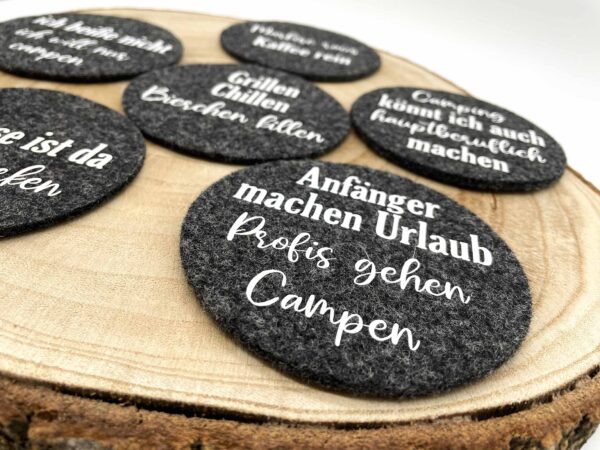 Glasuntersetzer aus Filz mit Camping-Sprüchen Glasuntersetzer aus Filz mit Camping-Sprüchen