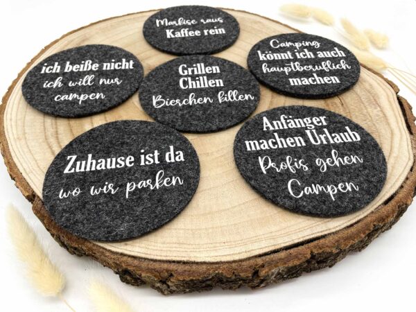 Glasuntersetzer aus Filz mit Camping-Sprüchen Glasuntersetzer aus Filz mit Camping-Sprüchen